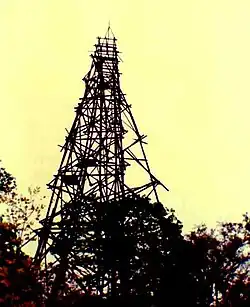 Trigonometrischer Punkt auf der Hainleite südwestlich Oldislebens im Kyffhäuserkreis, aufgenommen 1990 kurz vor seiner Zerstörung, war der letzte seiner Sorte.