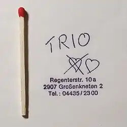 Adressstempel-Abdruck mit Streichholz als Größenvergleich