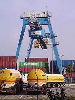 Containerbrücke im Kaiserwörthhafen
