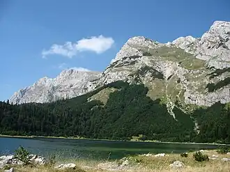 Der See Trnovačko jezero, links dahinter der Maglić
