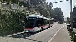Trolleybus der Linie 6 nach der Abdrahtstelle an der Haltestelle Berneggstrasse