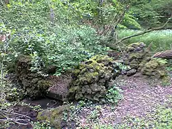 Reste einer Brücke aus Lava-Tuffstein im ehemaligen Troschel-Park zwischen Melbbrücke und Melbbad