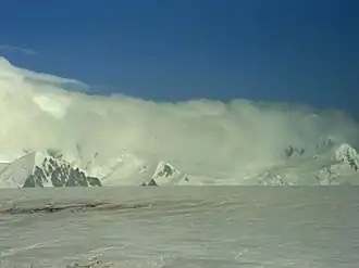 Blick vom Balkan-Schneefeld auf Stambolov Crag, Troyan Peak und Lom Peak (v. l. n. r.)