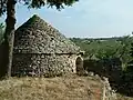 Trullo mit Bogen über dem Eingang
