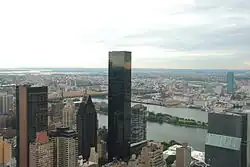 Der Trump World Tower zwischen 47th und 48th Street vor dem East River, rechts das UNO-Hauptquartier