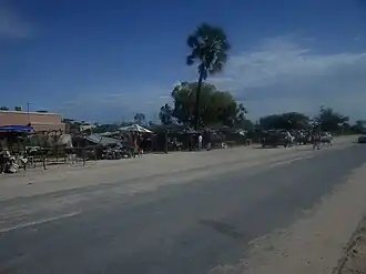 Hauptstraße von Tsandi mit informellen Marktständen