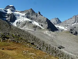 Breithorngletscher von der Schmadrihütte aus gesehen 2261&nbsp;m&nbsp;ü.&nbsp;M. Links ist das Tschingelhorn. Zwischen Tschingelhorn und dem Breithorngletscher befindet sich der Wetterlückengletscher. Ganz rechts ist der Tschingelgletscher ersichtlich.