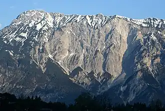 Der Tschirgant von Süden aus dem Ötztal mit der Weißwand, dem Abbruchgebiet des Bergsturzes.