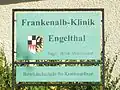 Das Türschild der Frankenalb-Klinik