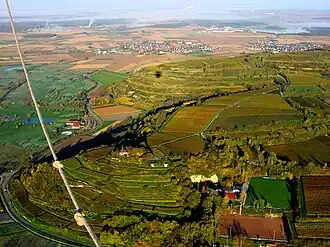 Südlicher Teil des Tunibergs mit der Erentrudiskapelle und dem Golfplatz