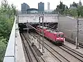 Ein Zug verlässt den Tunnel am Nordportal