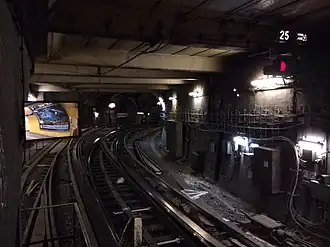 Östlich der Station der Linie&nbsp;6 zweigt (links) das Betriebsgleis zur Linie&nbsp;1 aus