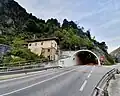 Südportal des Bartl-Kreuz-Tunnels und alte Trasse am Ufer des Traunsees (rechts)
