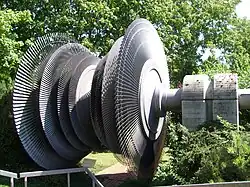 Ausgediente zweiflutige Dampfturbine vor dem Besucherzentrum des Kernkraftwerks Gundremmingen