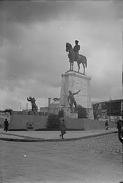 Das Denkmal im Jahre 1935. Die umliegenden Gebäude heute auf dem Ulus-Platz entstanden größtenteils um die 1950er