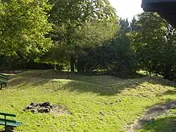 WP&nbsp;4/49 von West, Eigentliche Turmstelle, Hügel mit Steinturmfundament, nordöstlich des rekonstruierten Turms