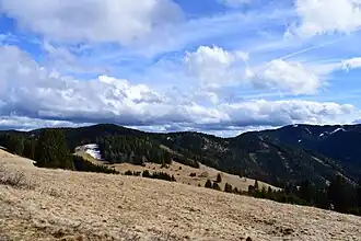 Blick von der Ostseite des Steinplan auf die Turneralm im engeren Sinne, rechts hinten der Scherzberg