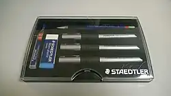 Tuschezeichenset STAEDTLER mars professional mit Tuschezeichner in den Strichstärken 0,70&nbsp;mm, 0,50&nbsp;mm und 0,35&nbsp;mm. sowie einem Druckbleistift STAEDTLER mars micro 0,50&nbsp;mm aus dem Jahre 2010.