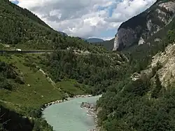 Im Dreiländereck kurz vor Martina GR in Graubünden. Die Straße ist links zu sehen, für einen eigenen Radweg hat es hier keinen Platz mehr im eng gewordenen Inntal