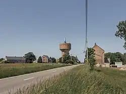 Zwischen Sankt-Gérard und Pontuary, Wasserturm in der Straße