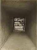 späteres Stahlgitter am Ende des Korridors und dem Eingang zur Vorkammer