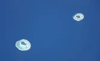 NASA-Bild von Tuvana-i-Colo (rechts) und Tuvana-i-Ra (links)