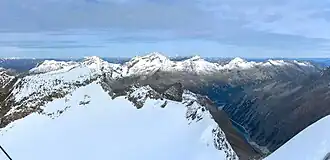 Blick vom Hochfeiler über den Schlegeisspeicher zum Tuxer Hauptkamm mit dem Olperer in der Bildmitte