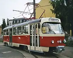 Triebwagen 401 in den Prager Stadtfarben im Straßenbahnmuseum (2003)
