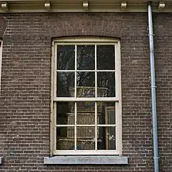 Kleinteiliges holländisches Vertikalschiebefenster