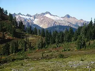 Blick von der Südflanke des Mount Baker auf den Twin Sisters Mountain