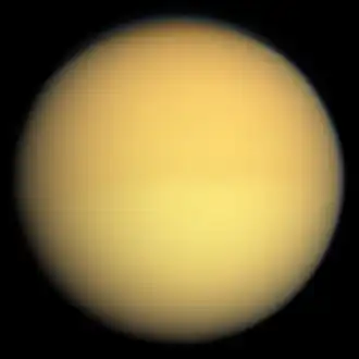 Titan im sichtbaren Licht, aufgenommen aus einer Entfernung von 174.000 km durch die Raumsonde Cassini, 2009