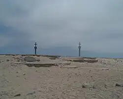 Totalansicht mit zwei Steinkreuzen