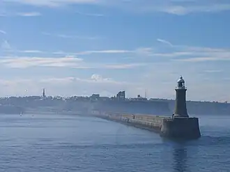 Blick vom Meer auf Leuchtturm, Burg und Kloster