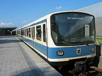 Münchner U-Bahn-Wagen mit zweigeteilter Fallblattanzeige für die Liniennummer einerseits und das Fahrtziel andererseits