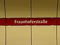 Stationsname an den Bahnsteigwänden