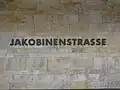 Stationsname an den Bahnsteigwänden