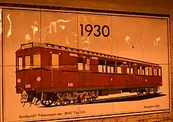 Berlin: Darstellung eines historischen Raucherwagens in abweichender roter Lackierung