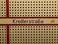 Stationsname an den Hintergleiswänden
