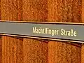 Stationsname und rau belassene Bohrpfähle