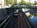 Zwei Züge der U4 bei der Querung des Wienflusses auf der Zollamtsbrücke zwischen Landstraße und Schwedenplatz