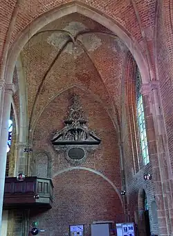 Nordwestjoch, einziges Eck­joch mit 4-teiligem Gewölbe; ehem. Pforte einer Treppe zum 1. Turm­geschoss stört frühere breite Erd­geschoss­öffnung