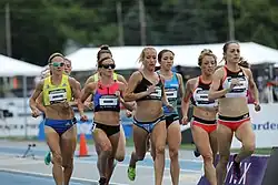 Sara Vaughn (rot-blaues Trikot, dunkle Sonnenbrille) Rang zehn in 4:06,83&nbsp;min