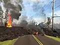 Lava aus einer Spalte erreicht den nordöstlichen Teil der Hoʻokāpu Street in Leilani Estates (5. Mai 2018)