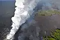 Dampfwolke am Ozeaneintritt der Lava