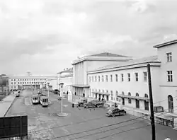 Vorplatz und Bahnhofsgebäude (1950)