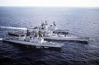 Die Deyo (unten) mit Schlachtschiff Iowa