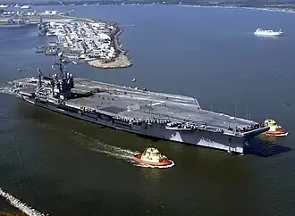 Kennedy vor der Naval Station Mayport nach einer Überholung 2003