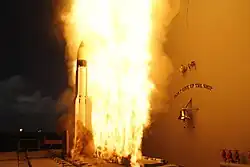 Start einer SM-3 von Bord der Lake Erie. Deutlich sichtbar sind die umgeleiteten Flammen vom Raketenstart.