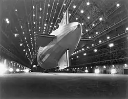 Das Luftschiff USS Macon (ZRS-5) im Hangar One, 1933