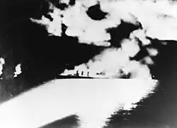 Die brennende Quincy im Scheinwerferlicht der japanischen Kreuzer